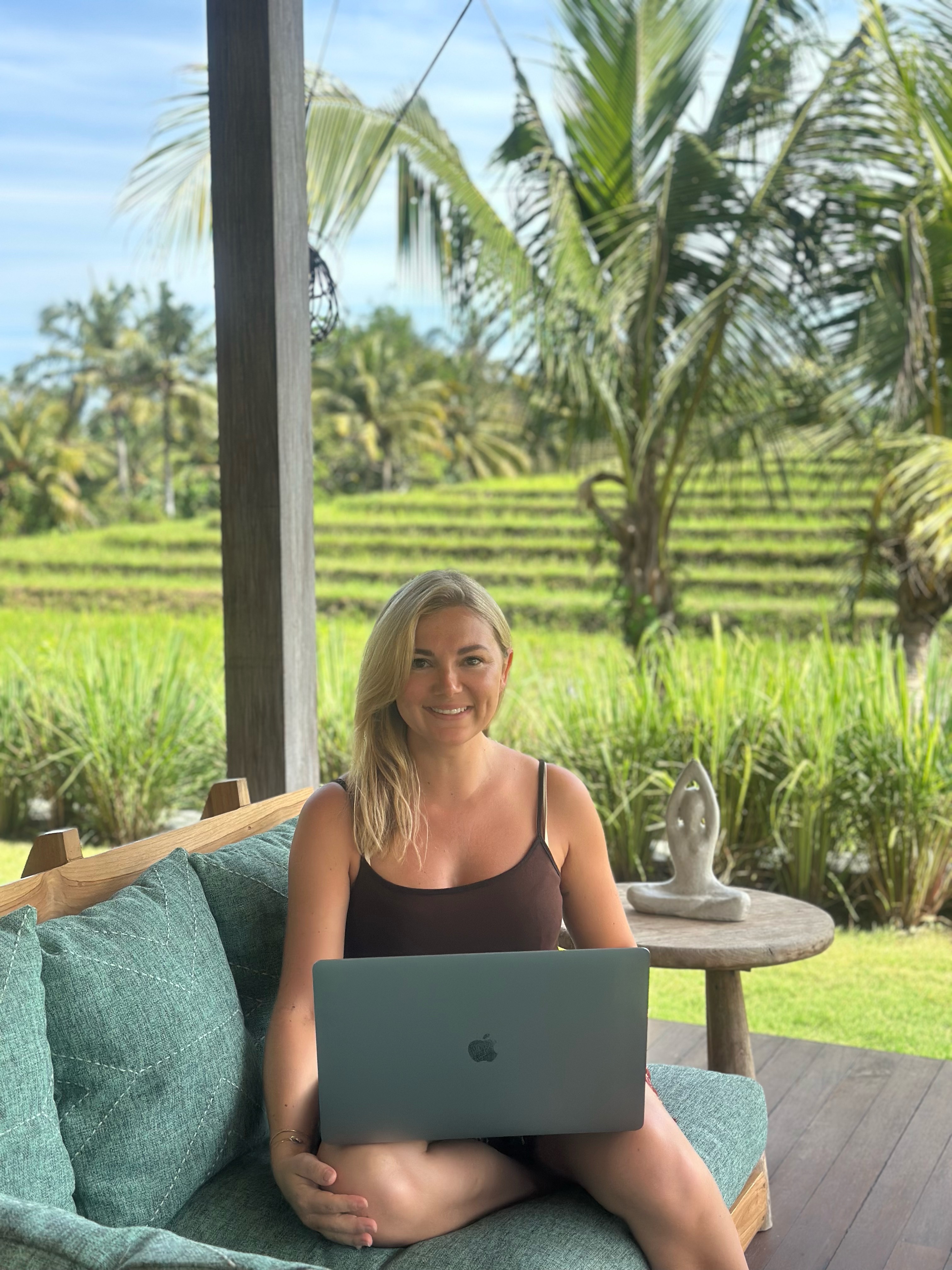 Tess - Business Coach werkend vanuit tropische locatie met rijstvelden op de achtergrond